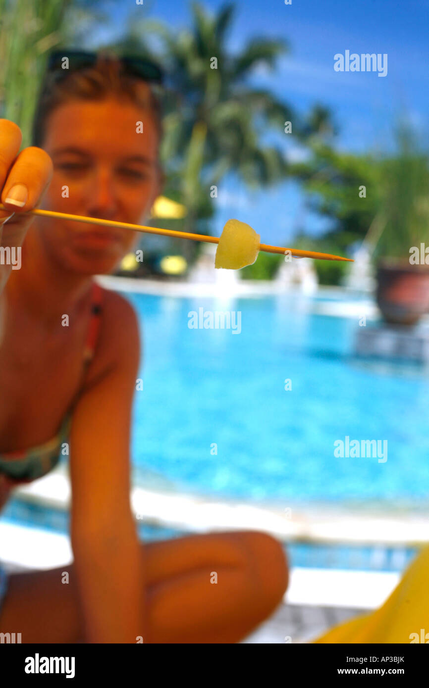 Frau am Pool, Angsana Resort Bintan Island, Indonesien Stockfoto