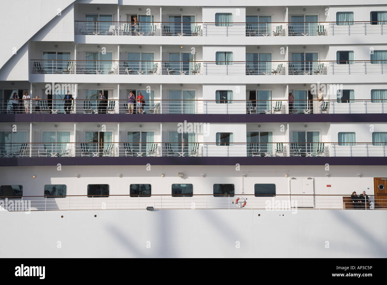 Passagiere auf Balkonen von Kreuzfahrtschiff Seven Seas Voyager, Hafen von Civitavecchia, in der Nähe von Rom, Latium, Italien Stockfoto