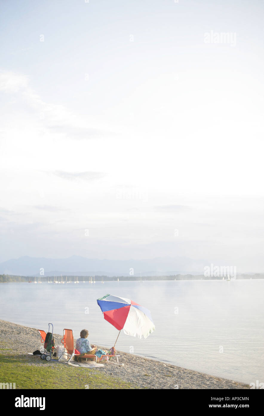 Frau mit Sonnenschirm auf See-Ufer, Ambach, Starnberger See, Bayern ... Frau mit Sonnenschirm auf See-Ufer, Ambach, Starnberger See, Bayern ...