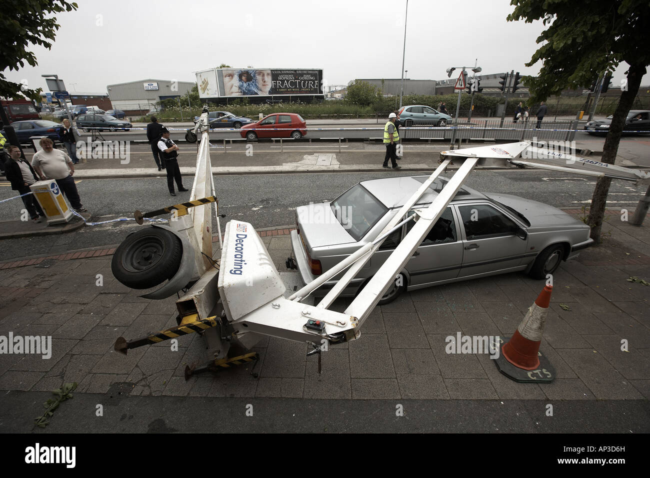 Die Hubarbeitsbühne Kran, der auf ein Auto außerhalb der Dairycoates Inn auf Hessle Straße Rumpf zusammengebrochen Stockfoto