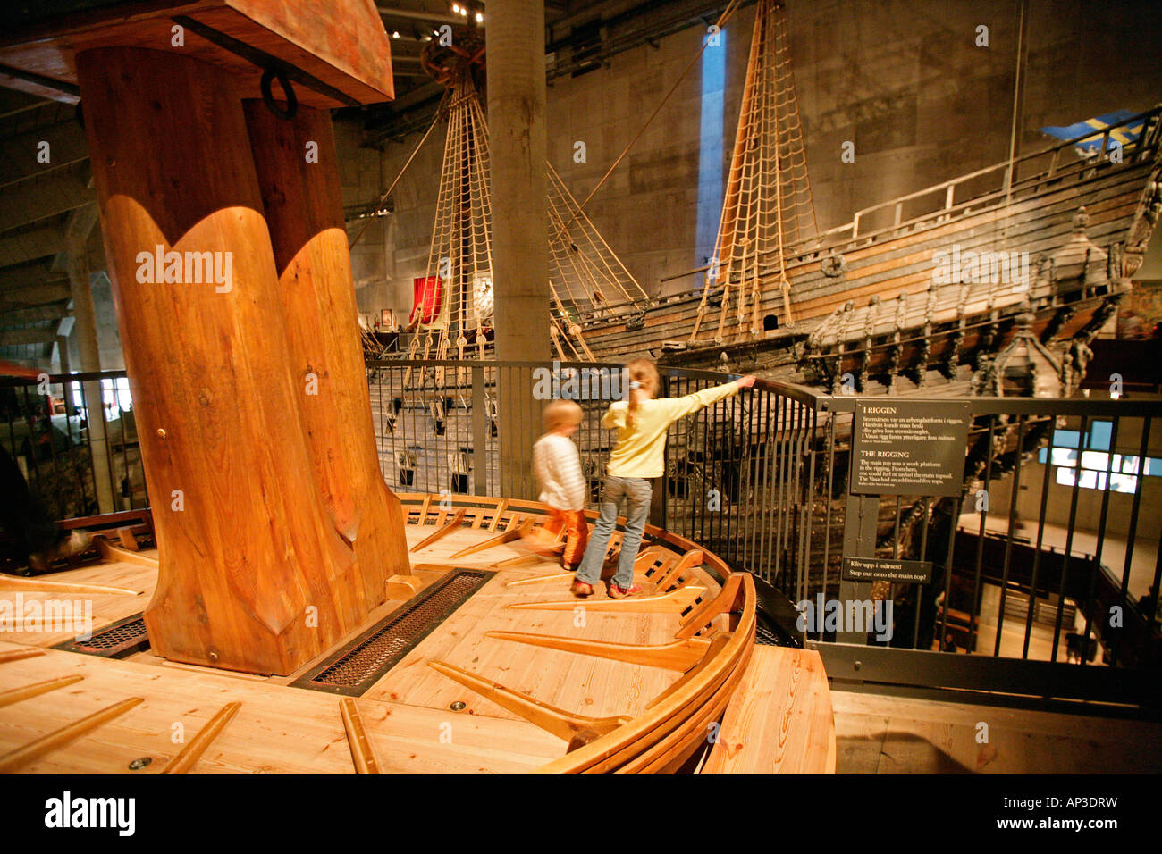 Zwei Kinder stehen auf einem Schiff in das Vasa Museum, Stockholm, Schweden Stockfoto