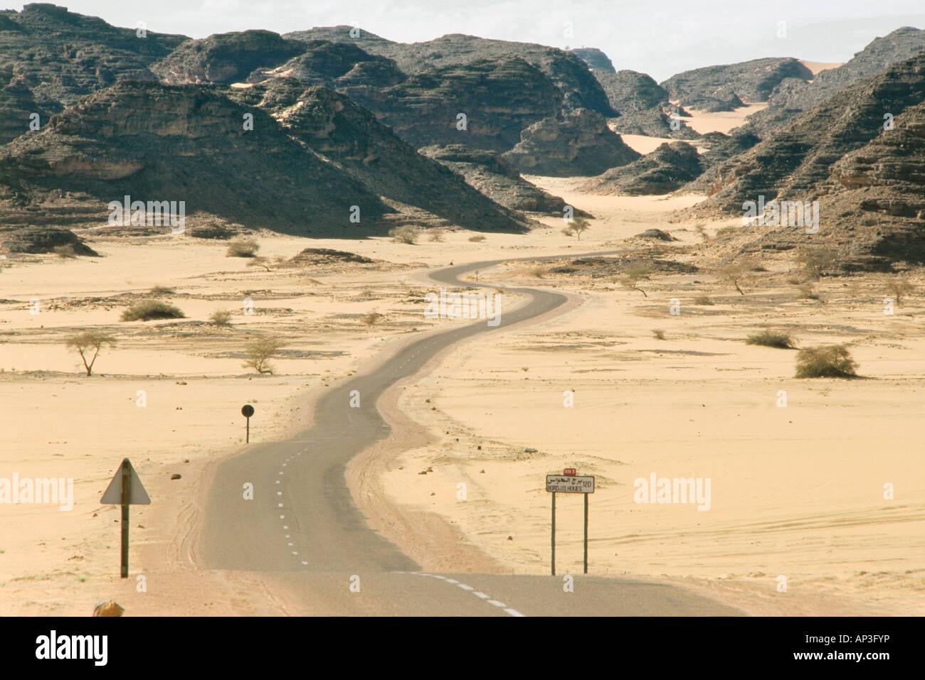 Kurvenreiche Straße in der Wüste, Afrika, Sahara, Algerien, Djanet, Bordj el Haoues Stockfoto