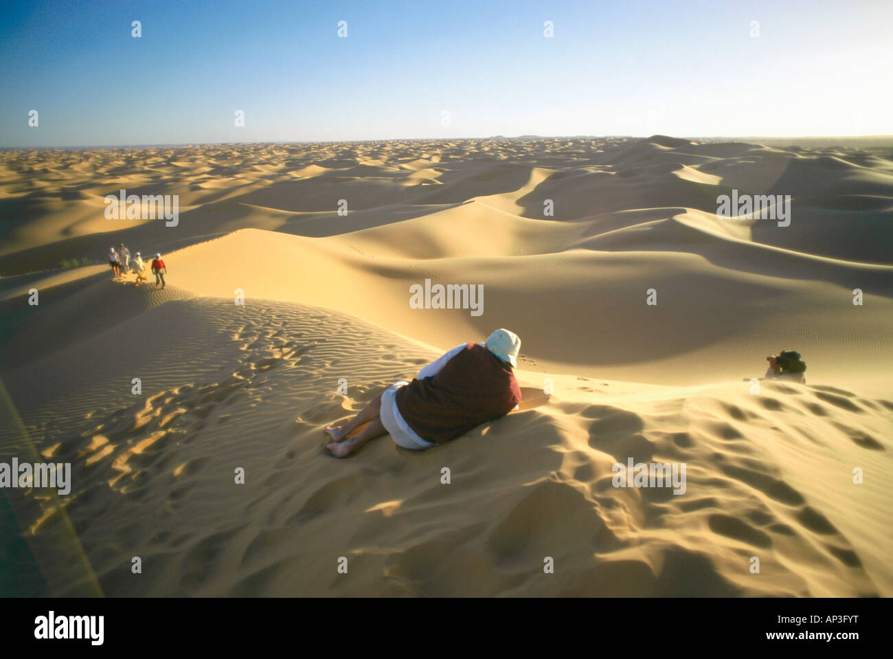 Touristen auf den Dünen der Wüste, Grand Erg Occidental, Sahara, Algerien, Afrika Stockfoto