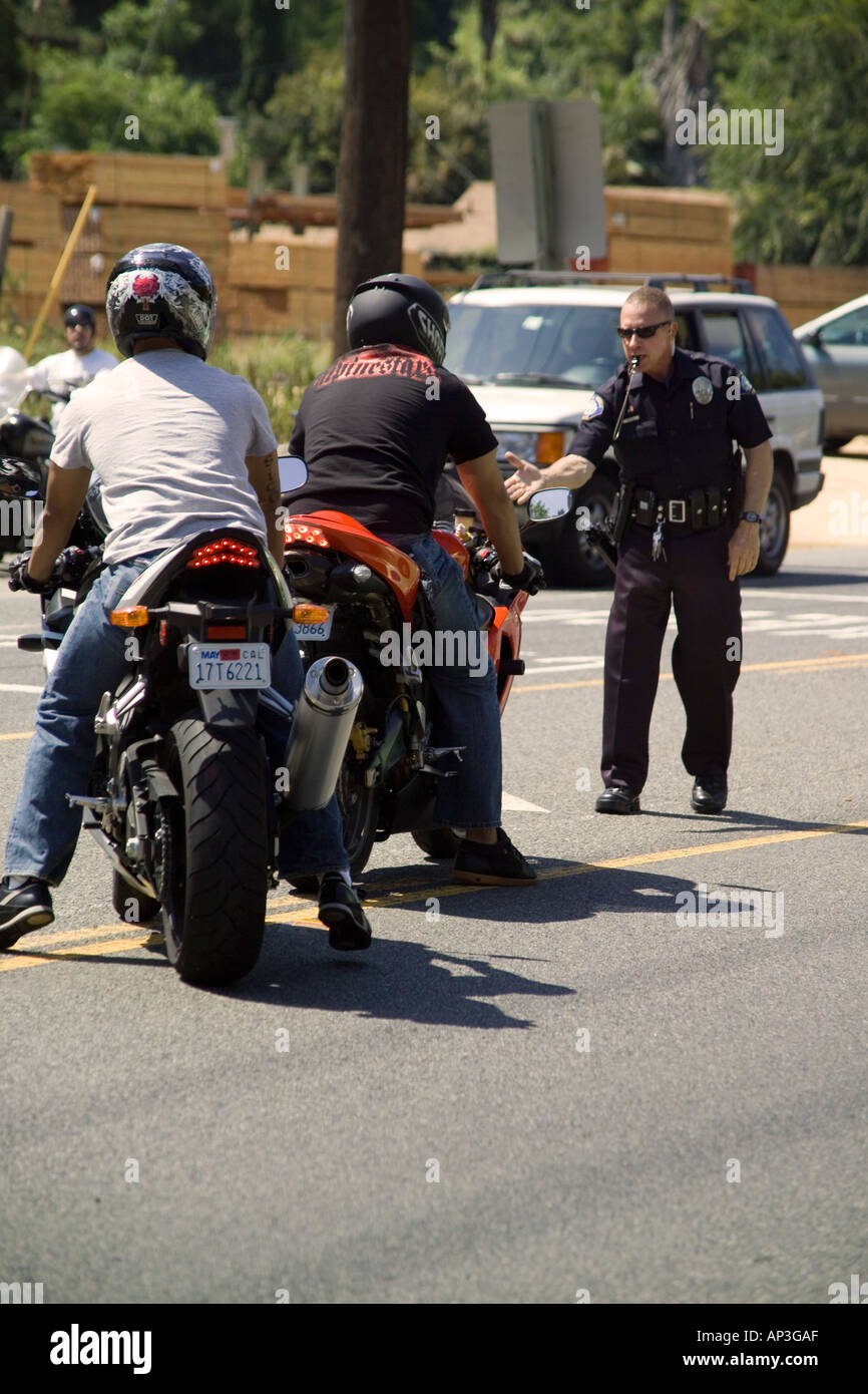Eine böse Polizist stoppt Motorradfahrer eine Linkskurve in Laguna Beach Kalifornien machen Stockfoto