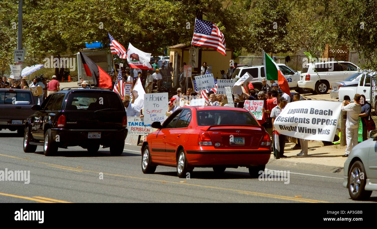 Weiße & Hispanic Demonstranten unterstützen Minderheit Tagelöhner an einem einstellenden Aufstellungsort in Laguna Beach, Kalifornien. Stockfoto