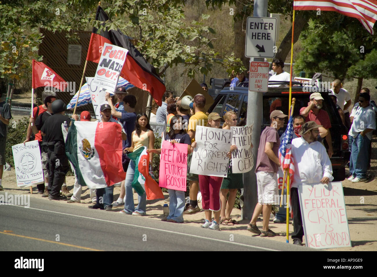 Ein Zähler Demonstrator (rechts) bei einer Kundgebung unterstützt Hispanic Tagelöhner an einem einstellenden Aufstellungsort in Laguna Beach, Kalifornien. Stockfoto