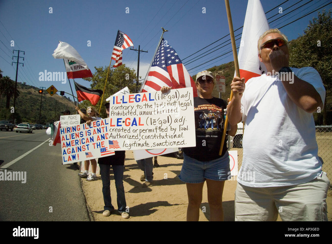 Gegendemonstrant innen auf einer Kundgebung unterstützt Hispanic Tagelöhner an einem einstellenden Aufstellungsort in Laguna Beach, Kalifornien. Stockfoto