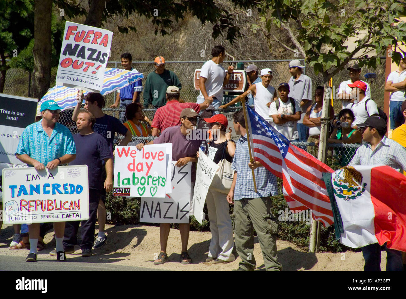 Weiße & Hispanic Demonstranten Minderheit Tagelöhner in einem einstellenden Zentrum in Laguna Beach, Kalifornien. Stockfoto