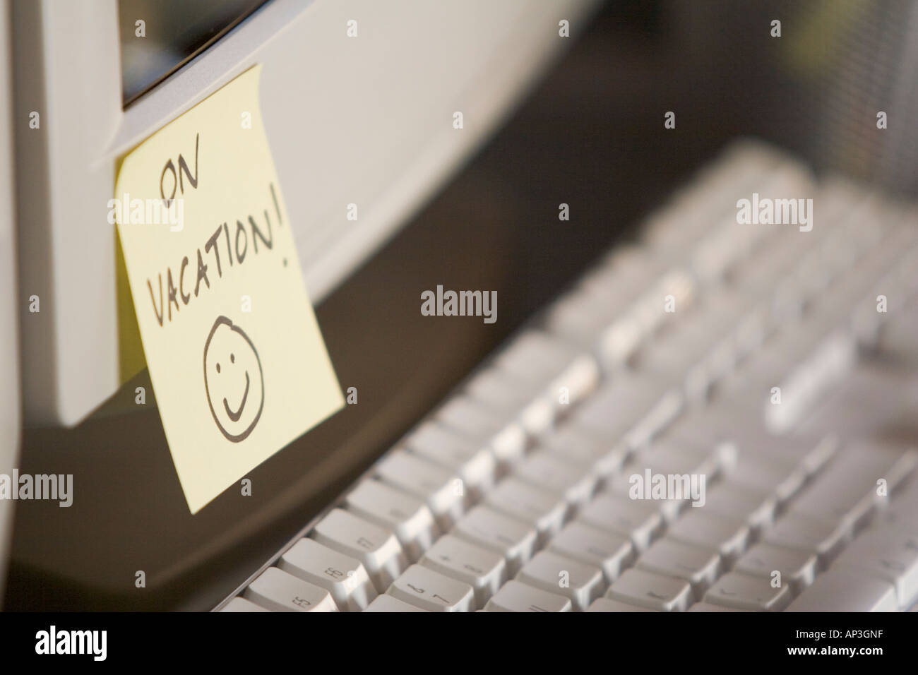 Auf Urlaub-Aufkleber am PC-Arbeitsplatz Stockfoto