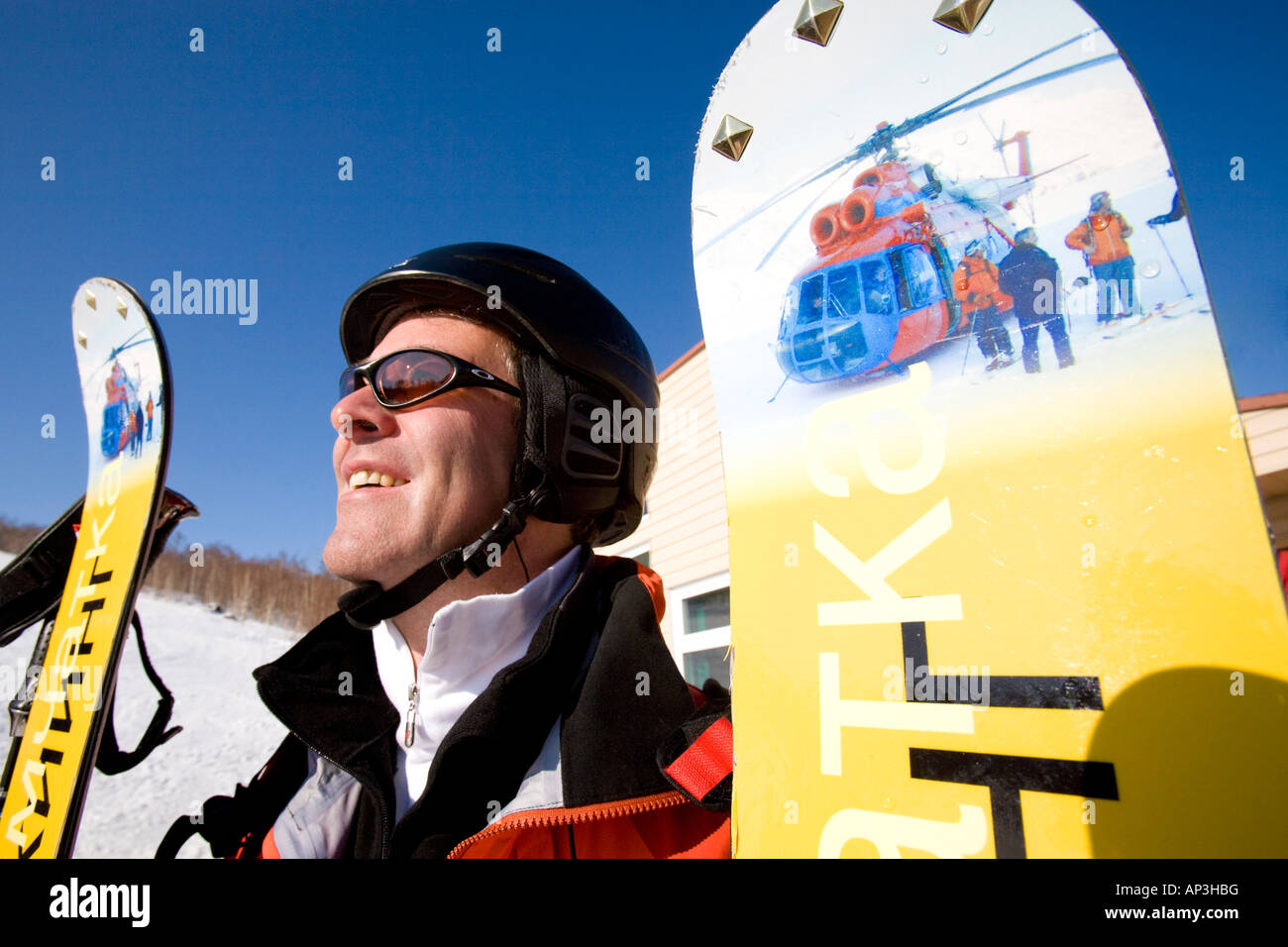 Ein Mann präsentiert seine extra breit und dekorierten Pulverschnee Ski, Heliskiing, Kamtschatka, Sibirien, Russland Stockfoto
