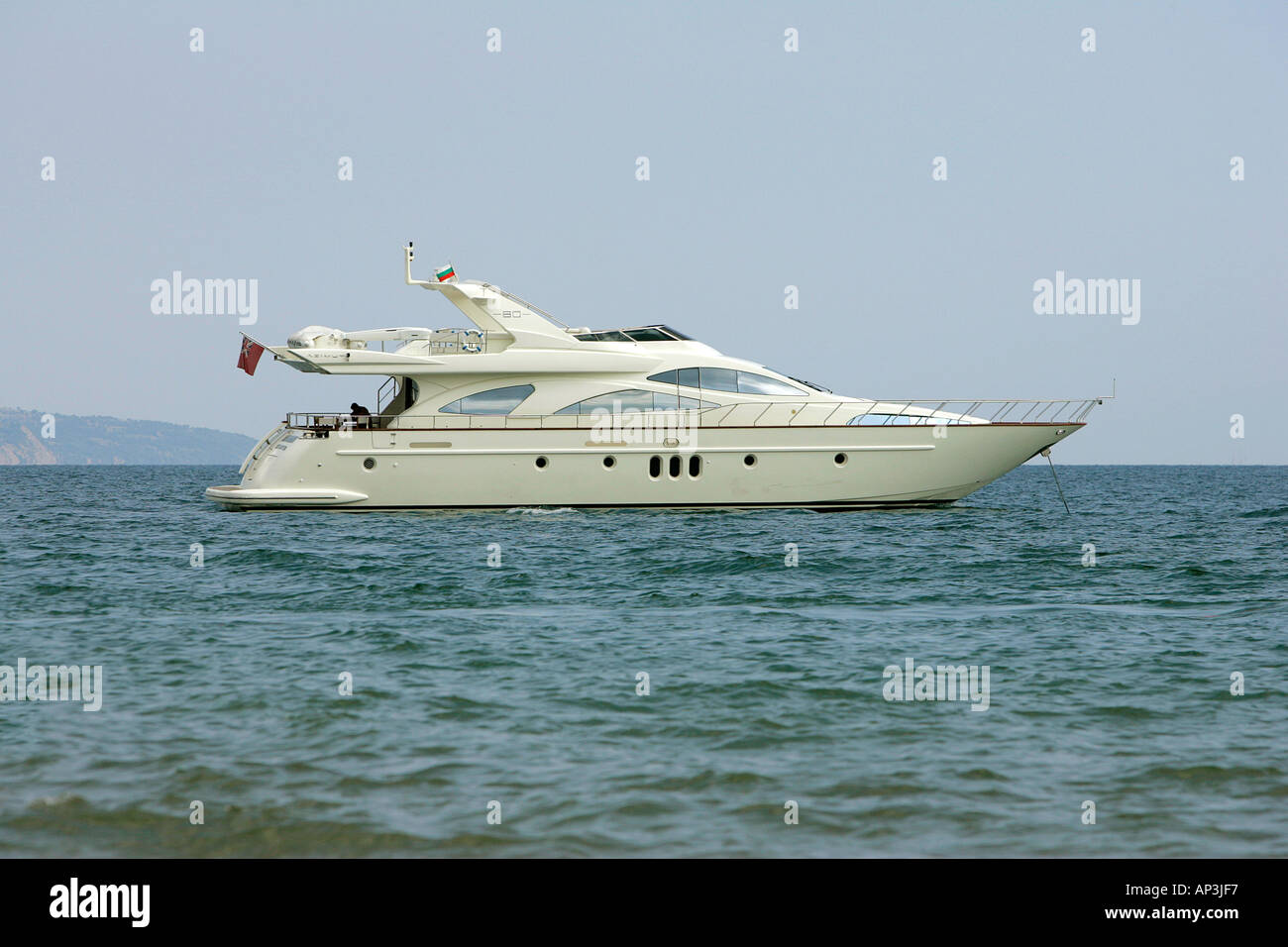 weiße Yacht Segeln floating Navigation Bucht Pier Strand Resort Schwarzmeer Küste Silbermöwe Vogel Geflügel Urlaub Touristen typisch für Stockfoto