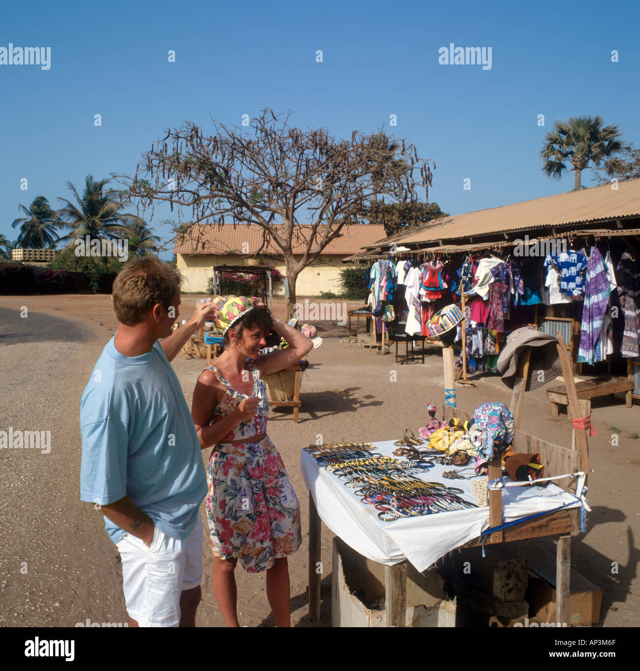 Junges Paar auf einem lokalen Markt Abwürgen, Gambia, Westafrika Stockfoto