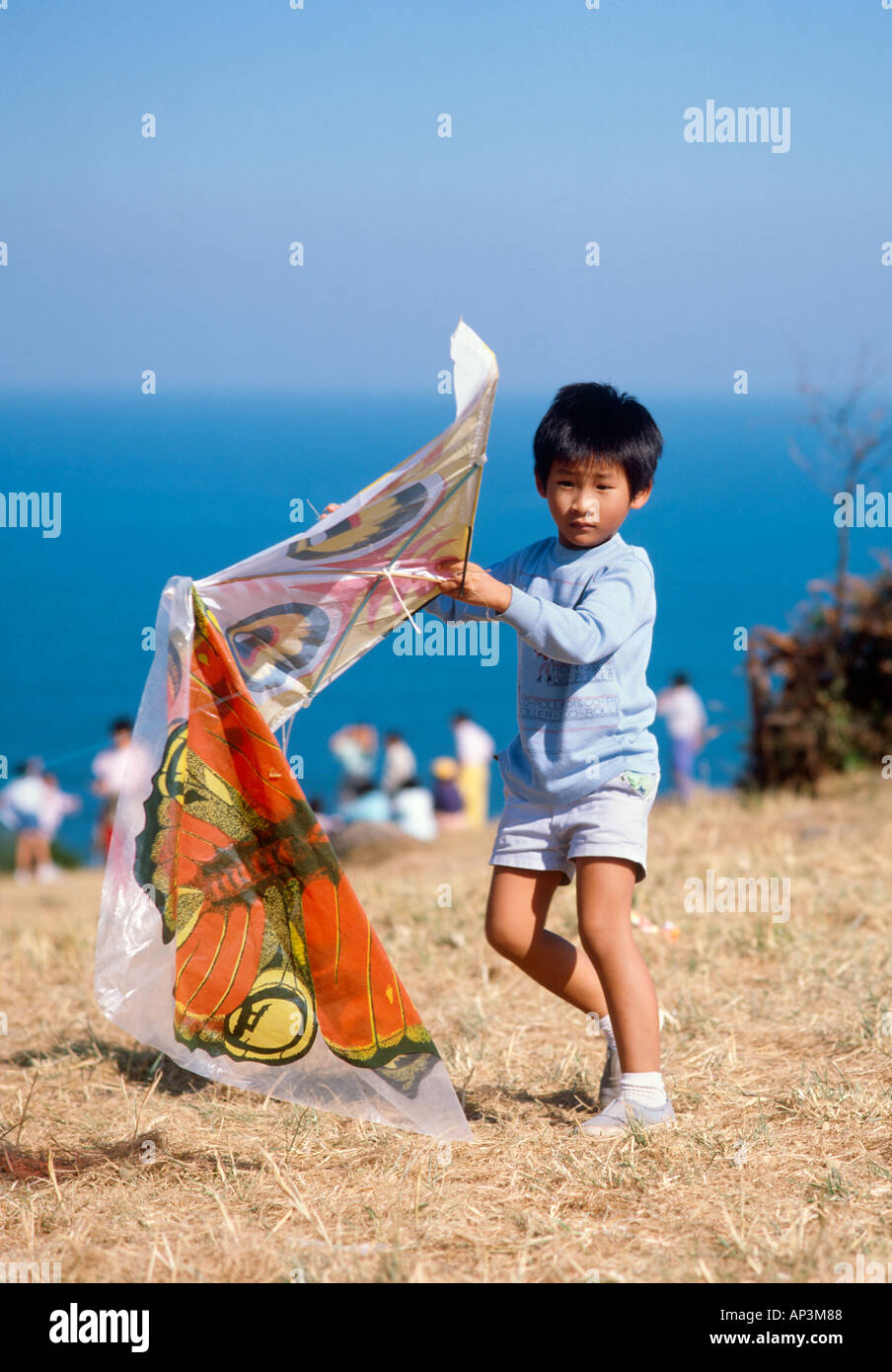 Junge fliegen ein Kite, Clearwater Bay, New Territories, Hong Kong, China Stockfoto