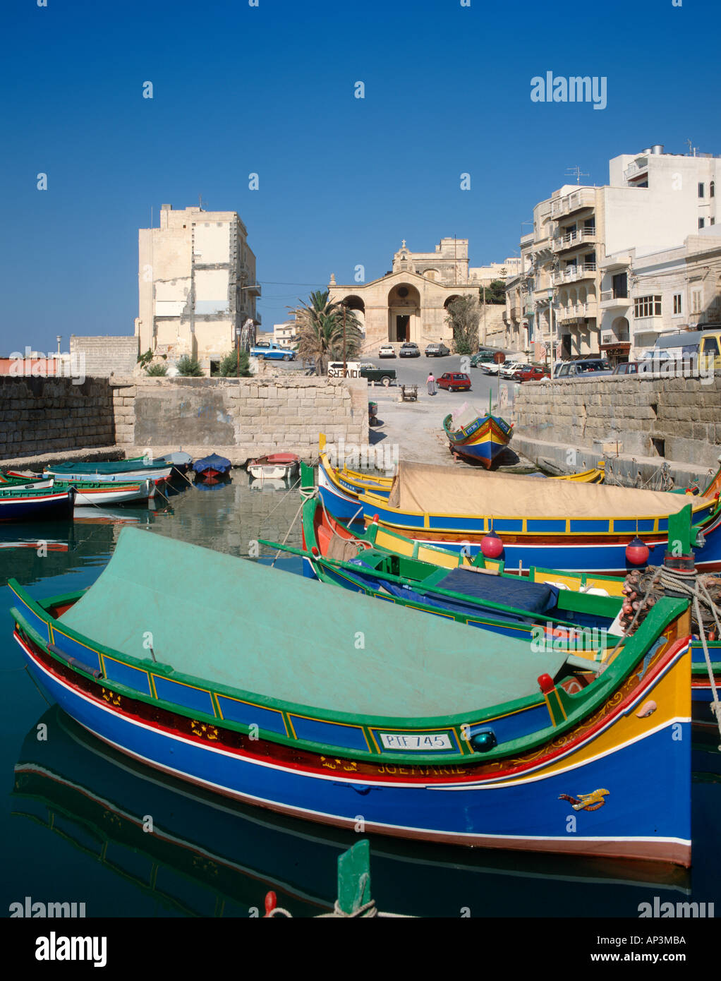 Typische Fischerboote in St. Pauls Bay, Malta im Jahr 1989 Stockfoto