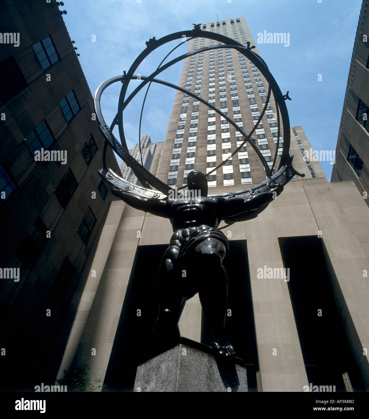 Atlas und Globus außerhalb der Rockefeller Center, Rockefeller Plaza, Insel Manhattan, New York City, New York State, USA Stockfoto