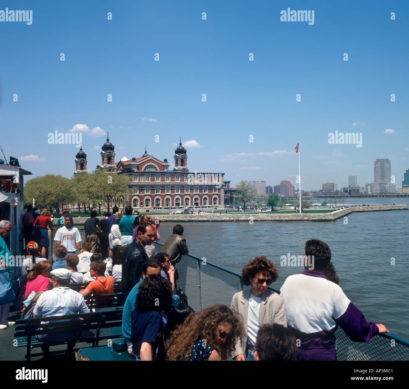 Ellis Island von der Circle Line Fähre, New York City, New York State, USA Stockfoto