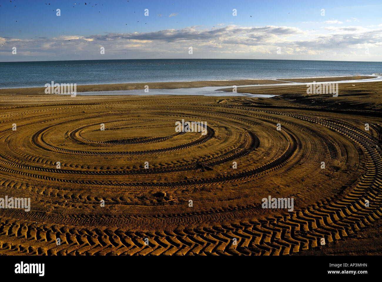 Kreisförmige Traktor Reifenspuren am Strand von Sotogrande, Spanien Stockfoto