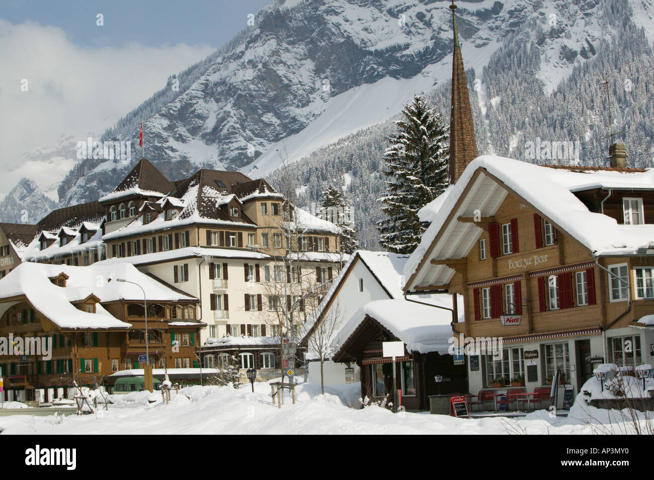 Schweiz, Bern, KANDERSTEG: Kandertal Tal, Stadt zentrieren / Winter Stockfoto