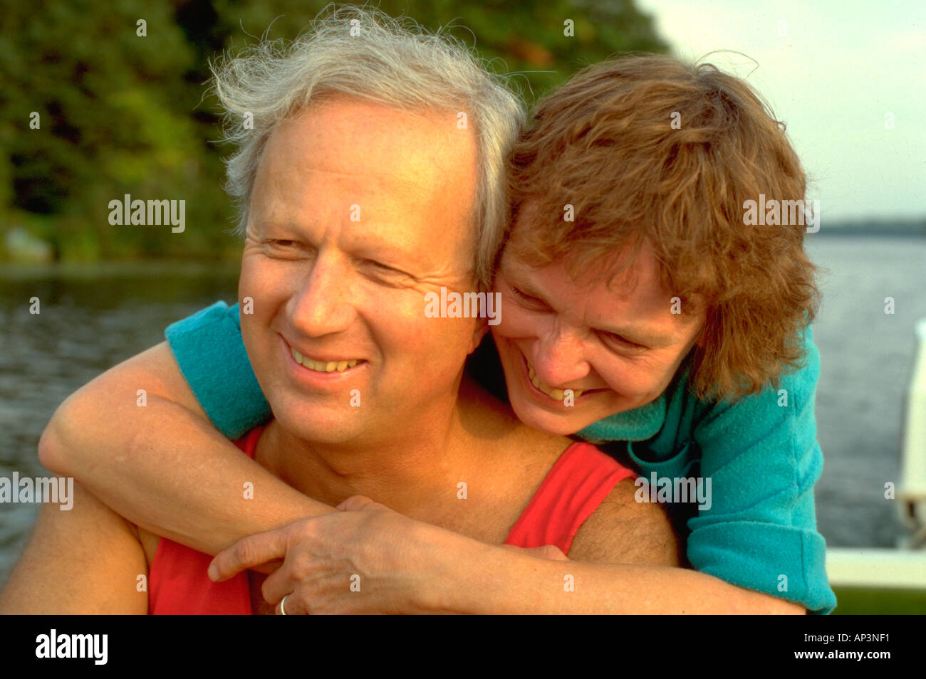 Romantisches Paar Alter 55 umfassend in Motorboot auf Sand Lake. Cumberland Wisconsin WI USA Stockfoto