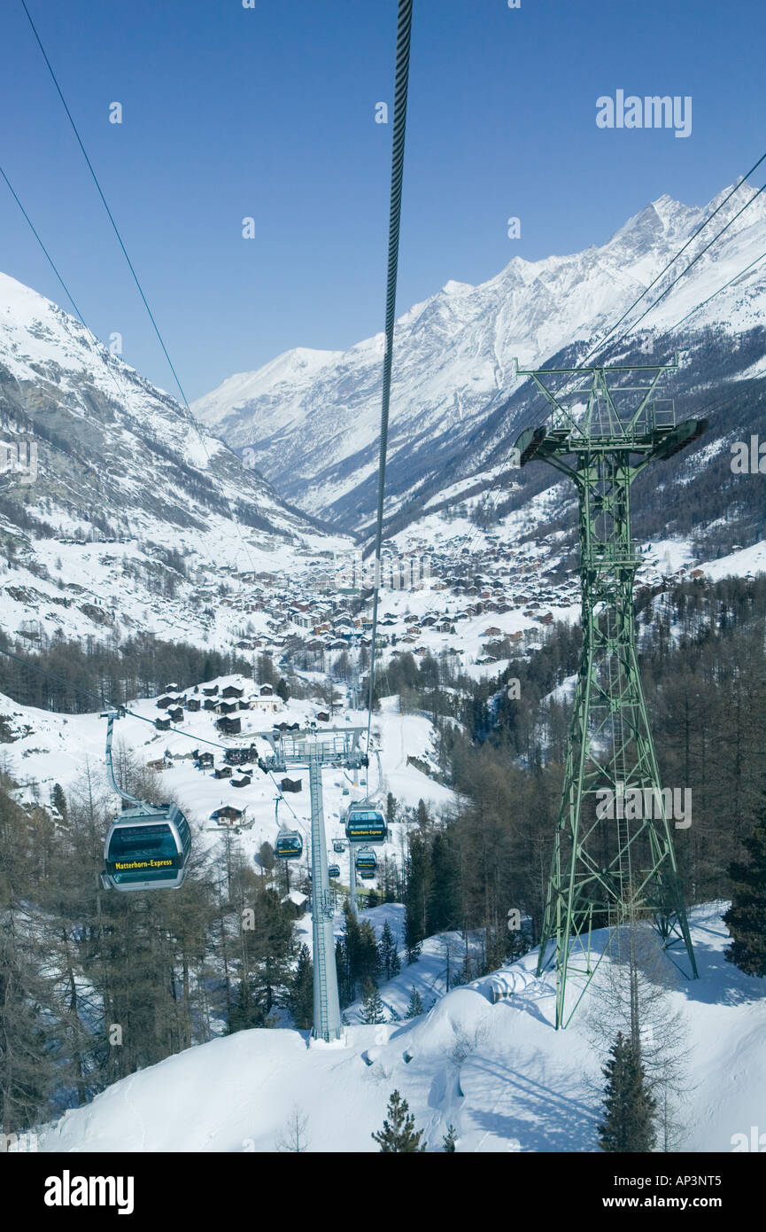 Schweiz, Wallis/Valais, ZERMATT: Furi (El 1864 m) / Winter Seilbahn nach Zermatt Stockfoto