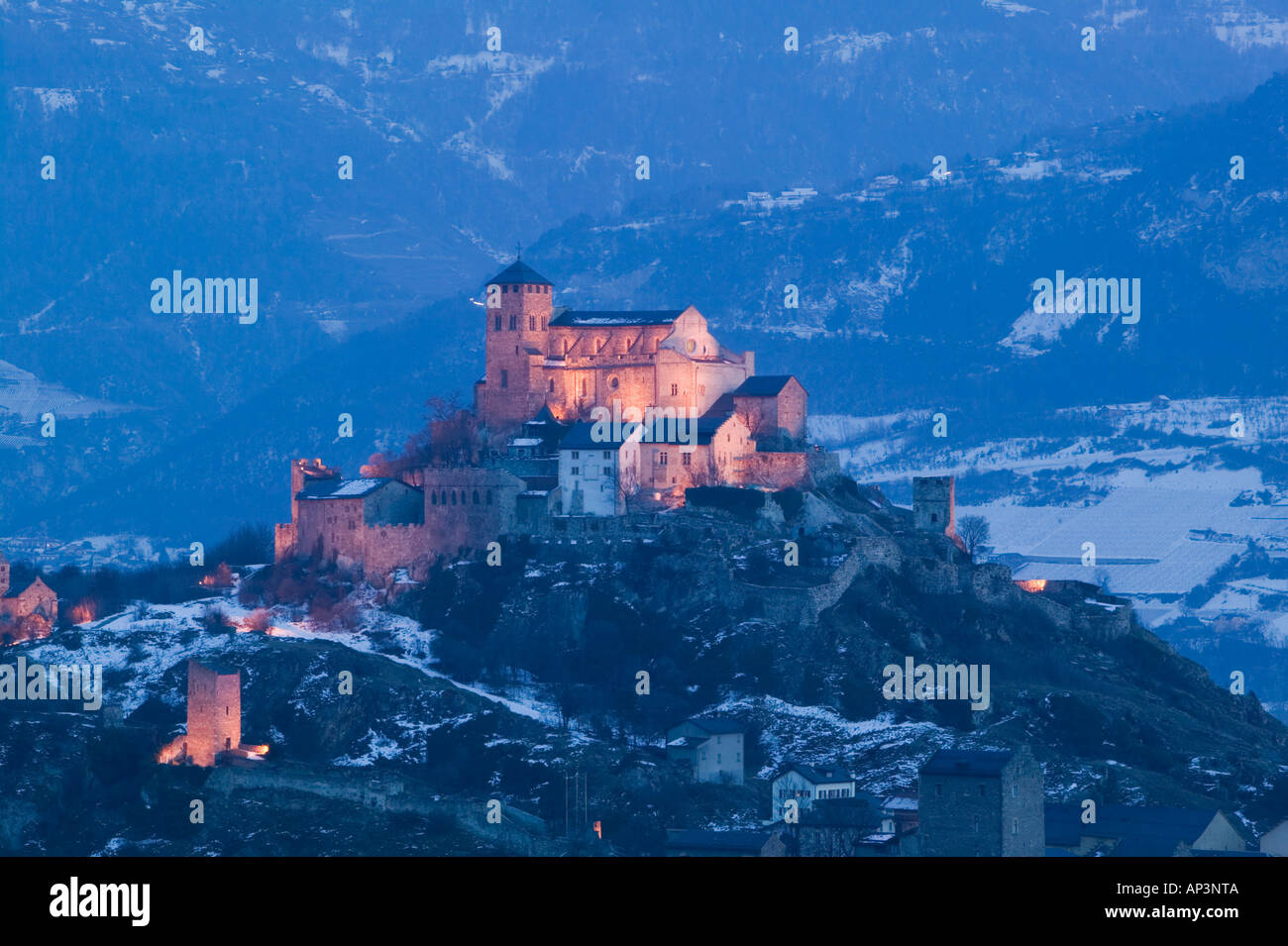 Schweiz, Wallis/Valais SION: Basilique de Valere (12.Jh.) & Stadt Abend / Winter Stockfoto