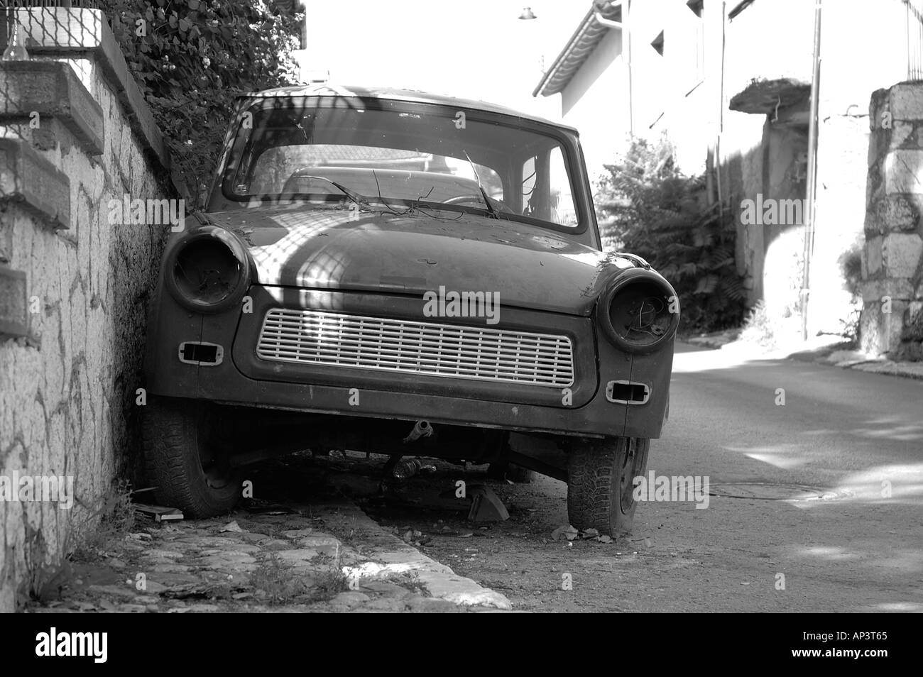 Altes Auto in Bosniens Hauptstadt Sarajavo ausgebrannt Stockfoto