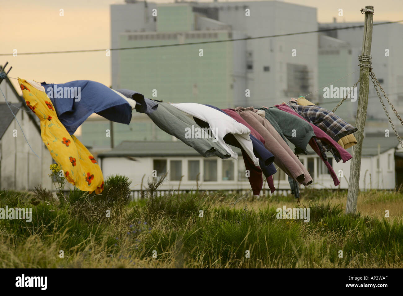 Frisch gewaschene Wäsche trocknen im Wind überschattet von Dungeness Power Station Kent UK Stockfoto