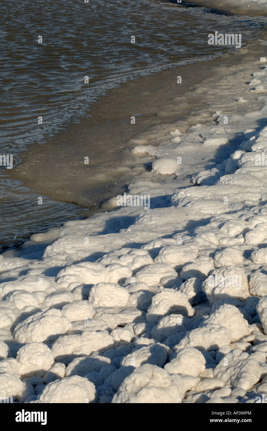 Auskristallisierte Salzablagerungen neben Chinas Toten Meer Xinjiang Stockfoto