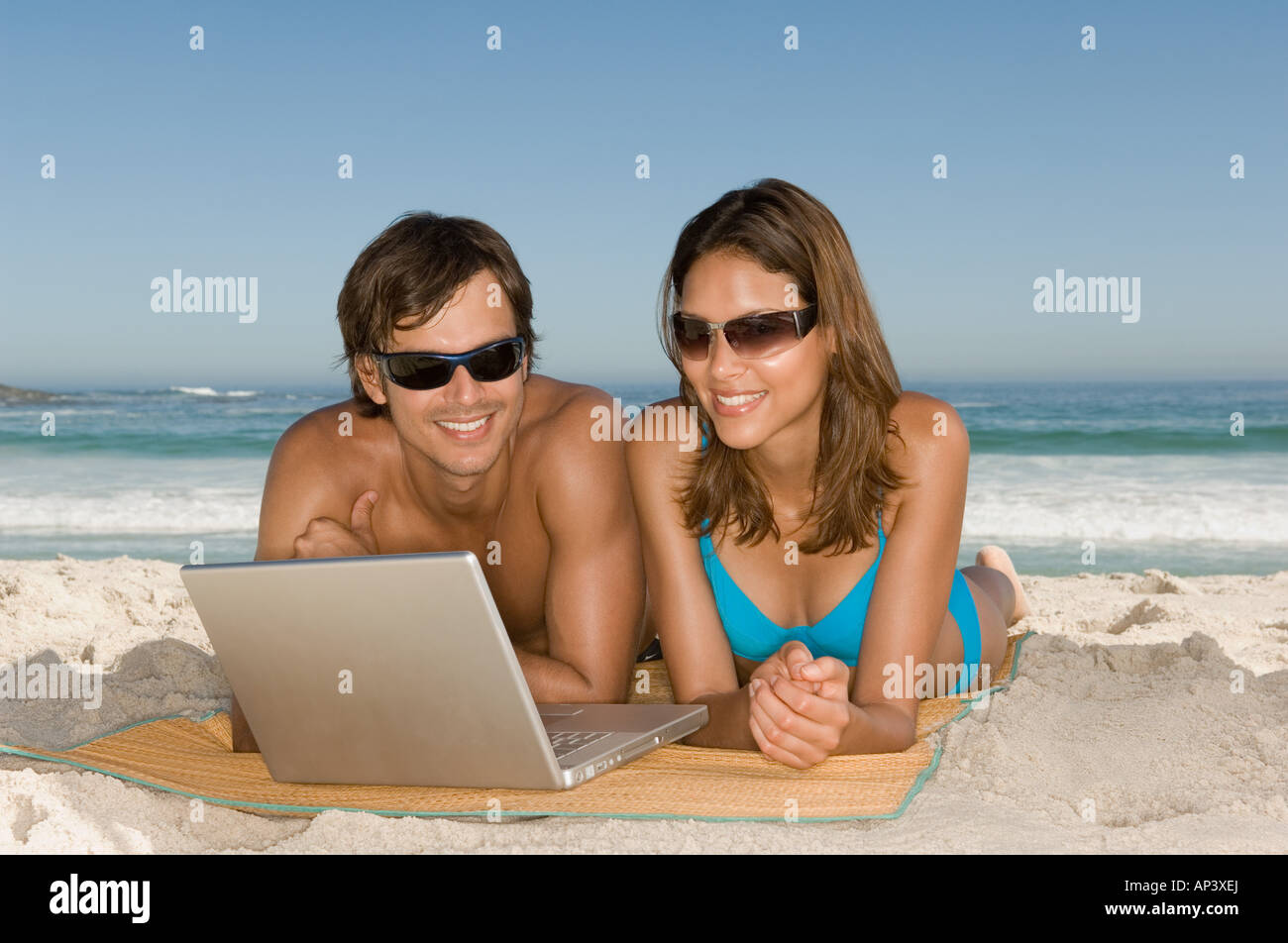 Paar mit laptop Stockfoto