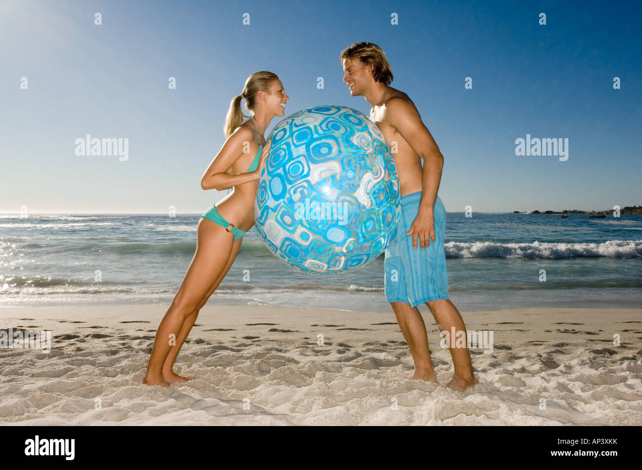 Paar-Holding-Beach-ball Stockfoto