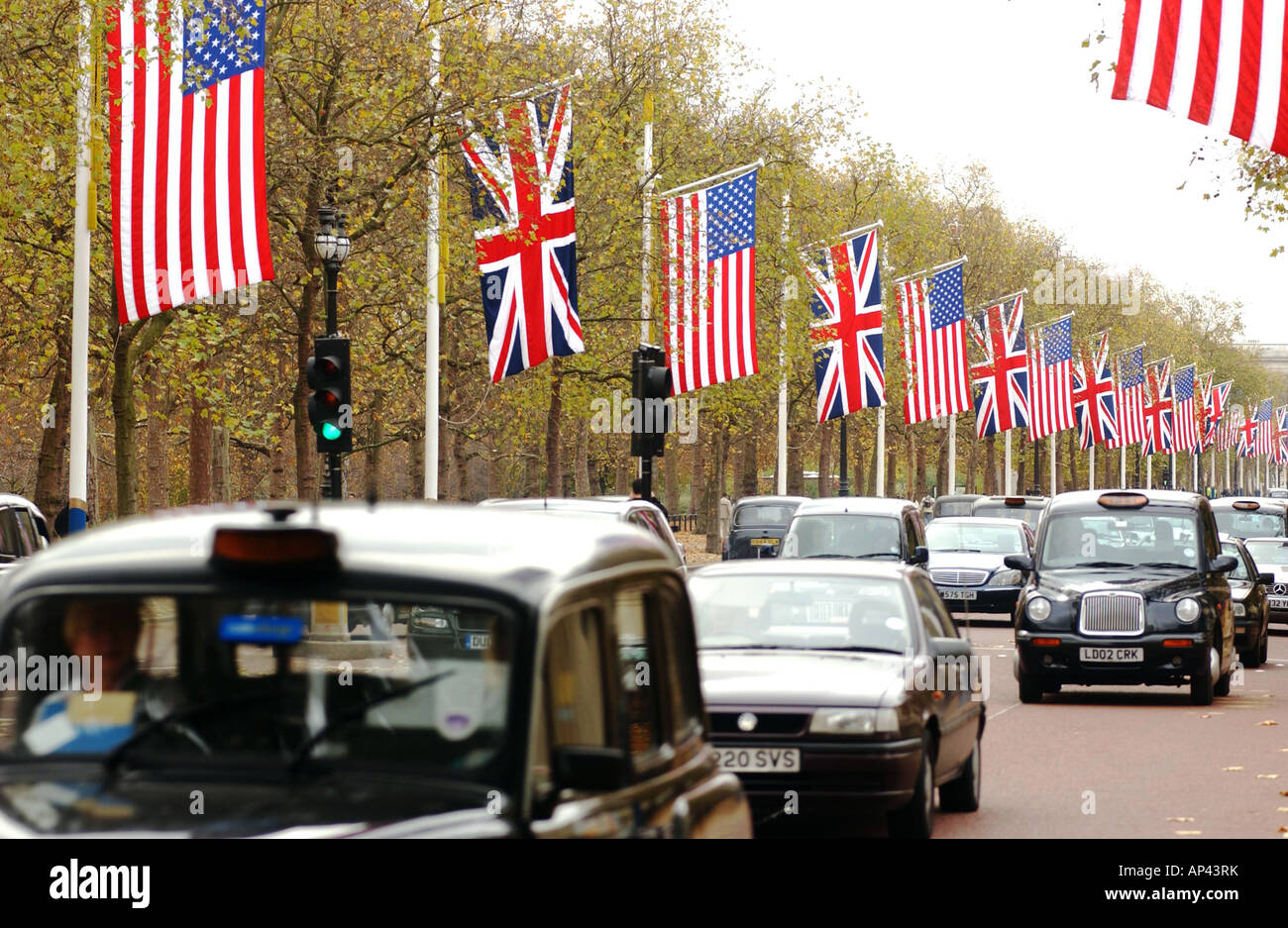 Flaggen der Vereinigten Staaten von Amerika und Großbritannien fliegen in The Mall, London Stockfoto