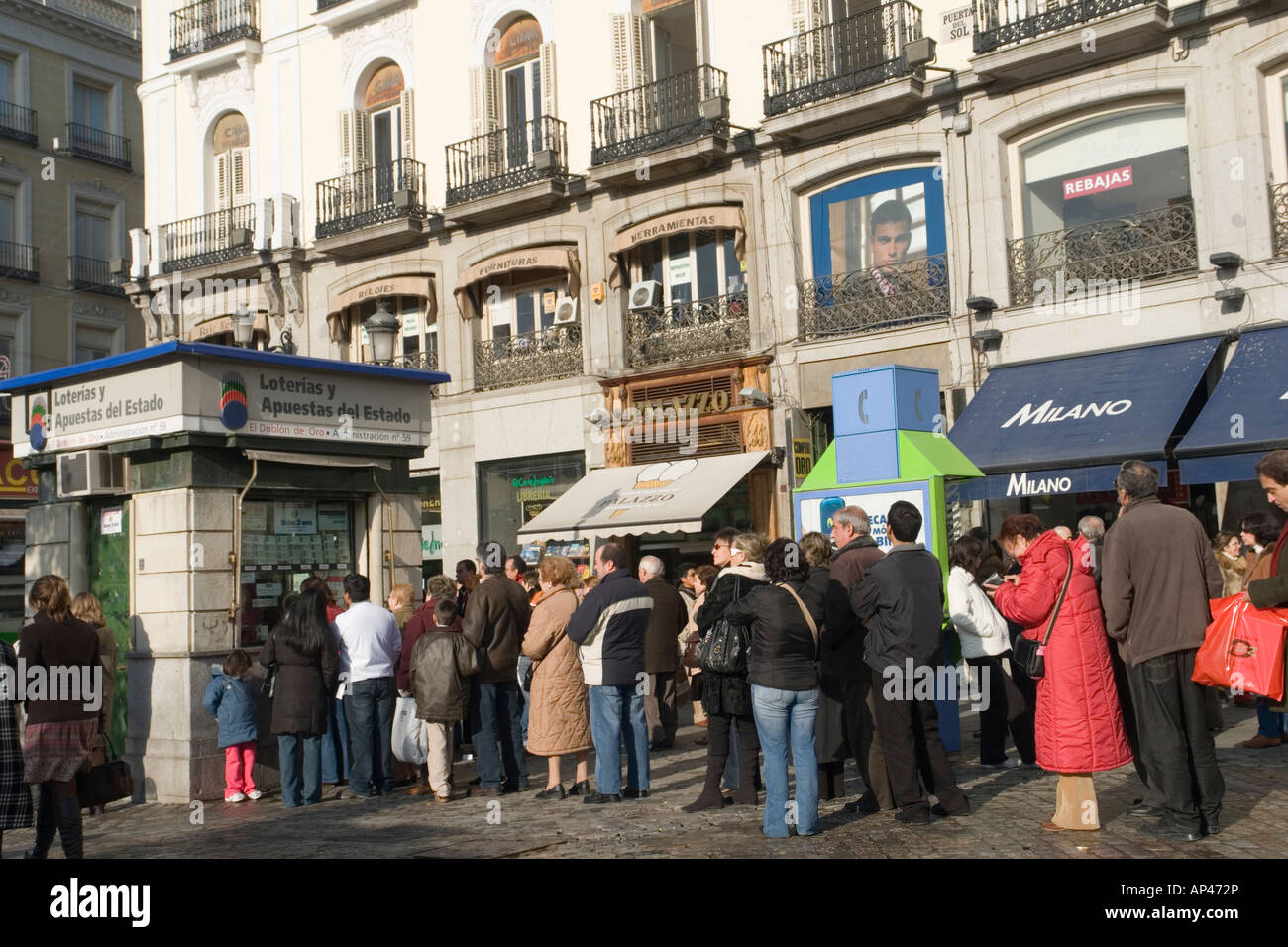 Menschen in Madrid Schlangestehen für Lottoscheine (Spanien). Madrilenos Faisant la Queue Pour des Billets de Loterie (Espagne). Stockfoto