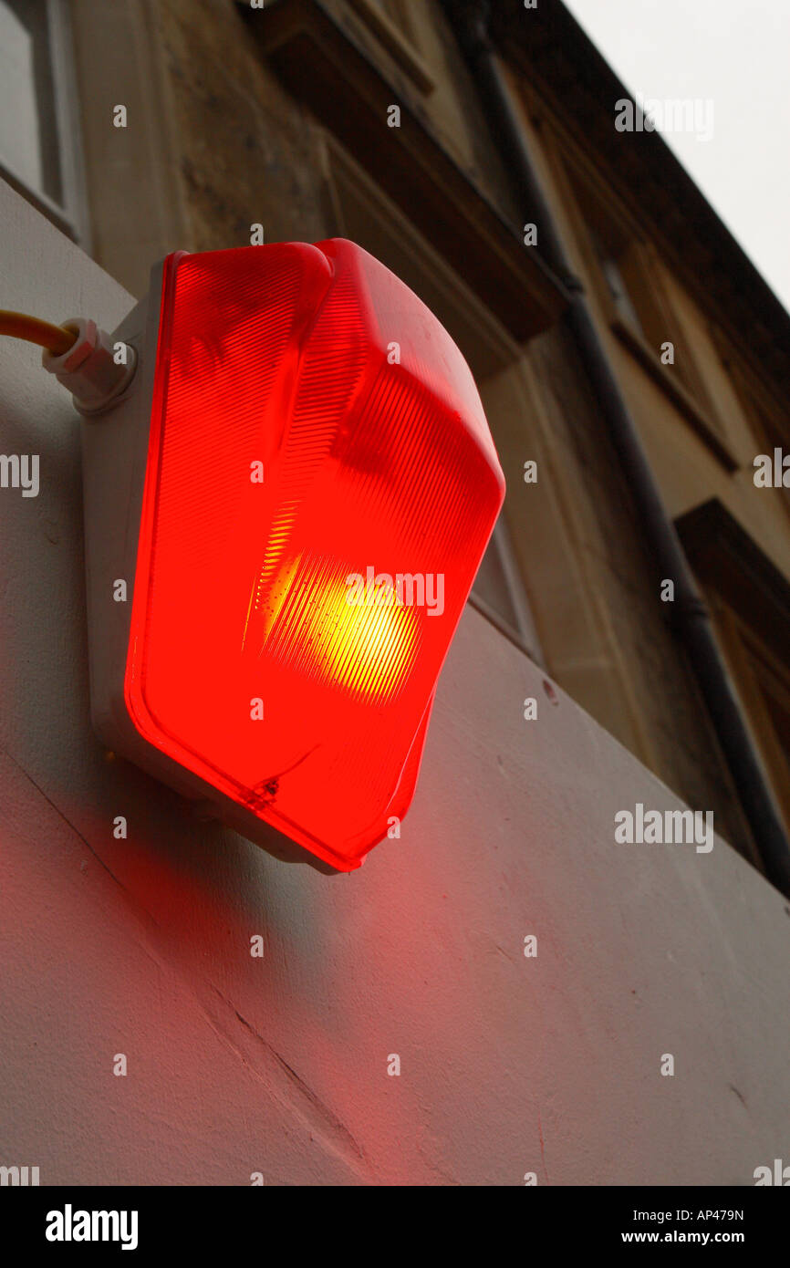 Rot Sicherheit Warnung Lampe beleuchtet auf Seite des Gebäudes Stockfoto