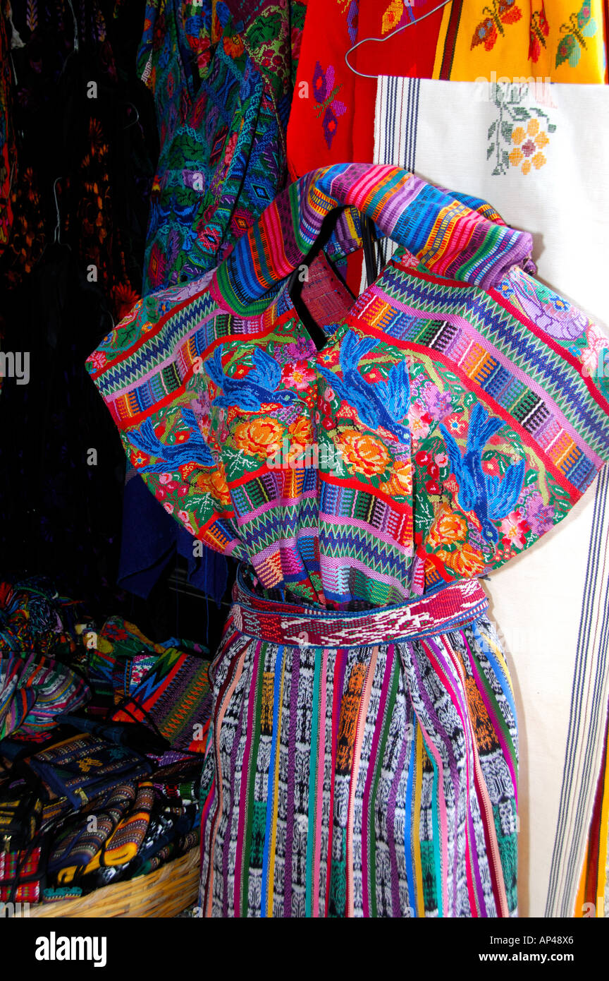 Guatemala, San Antonio Aguas Caliente, Ixcel Textile Co-op-traditionelle Outfit eines Rockes Huipil und Textil. und Textil-Rock. Stockfoto