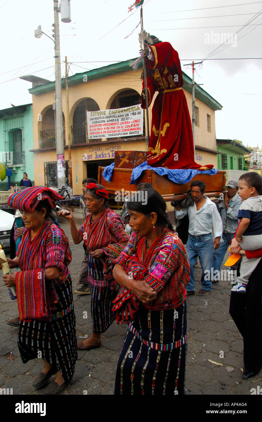 Mittelamerika, Guatemala, Western Highlands, Solola. Bunte Prozession. Stockfoto