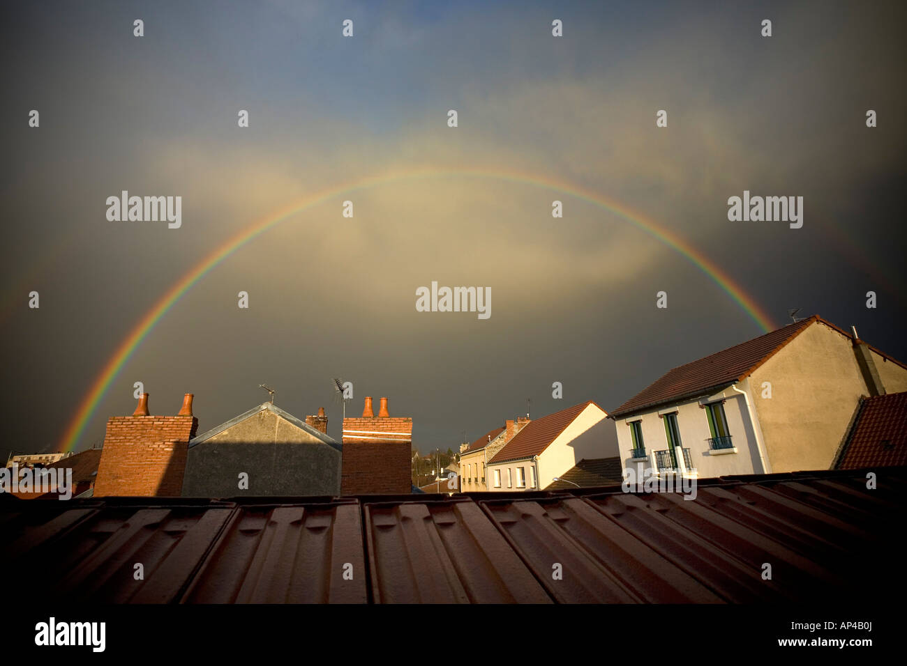 Einen ganzen Regenbogen über Vichy Dächer (Allier - Frankreich). Arc-En-Ciel Complet au-Dessus des derpraktischen De La Ville de Vichy (Frankreich). Stockfoto