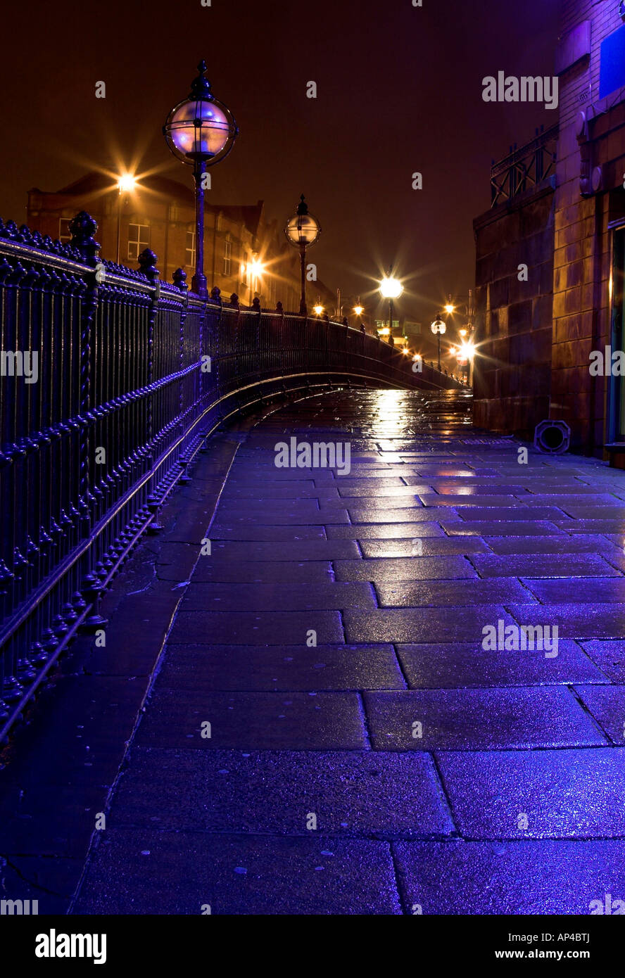 Blaulicht Nachdenken über eine nasse Fahrbahn. Oldham, Greater Manchester, Vereinigtes Königreich. Stockfoto