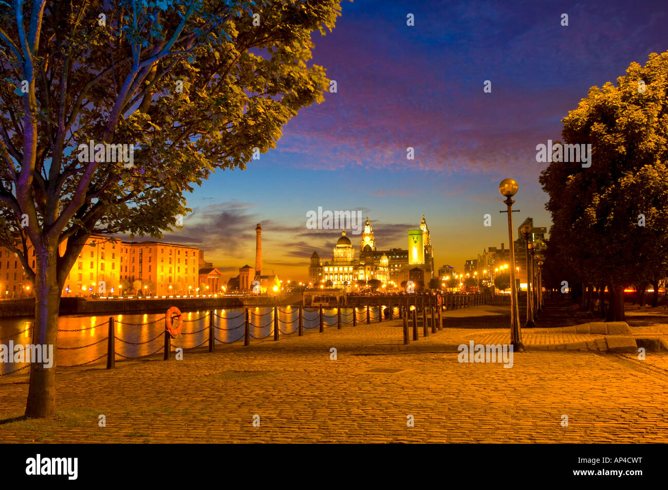 Fotografieren Sie in der Nacht das Albert Dock, Liverpool Stockfoto