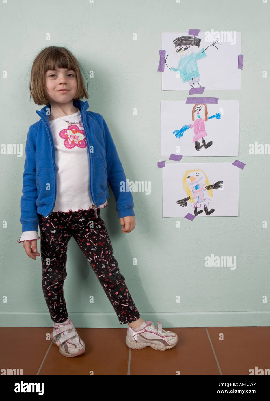 Ein junges Mädchen zeigt ihre Kreide-Malerei Stockfoto