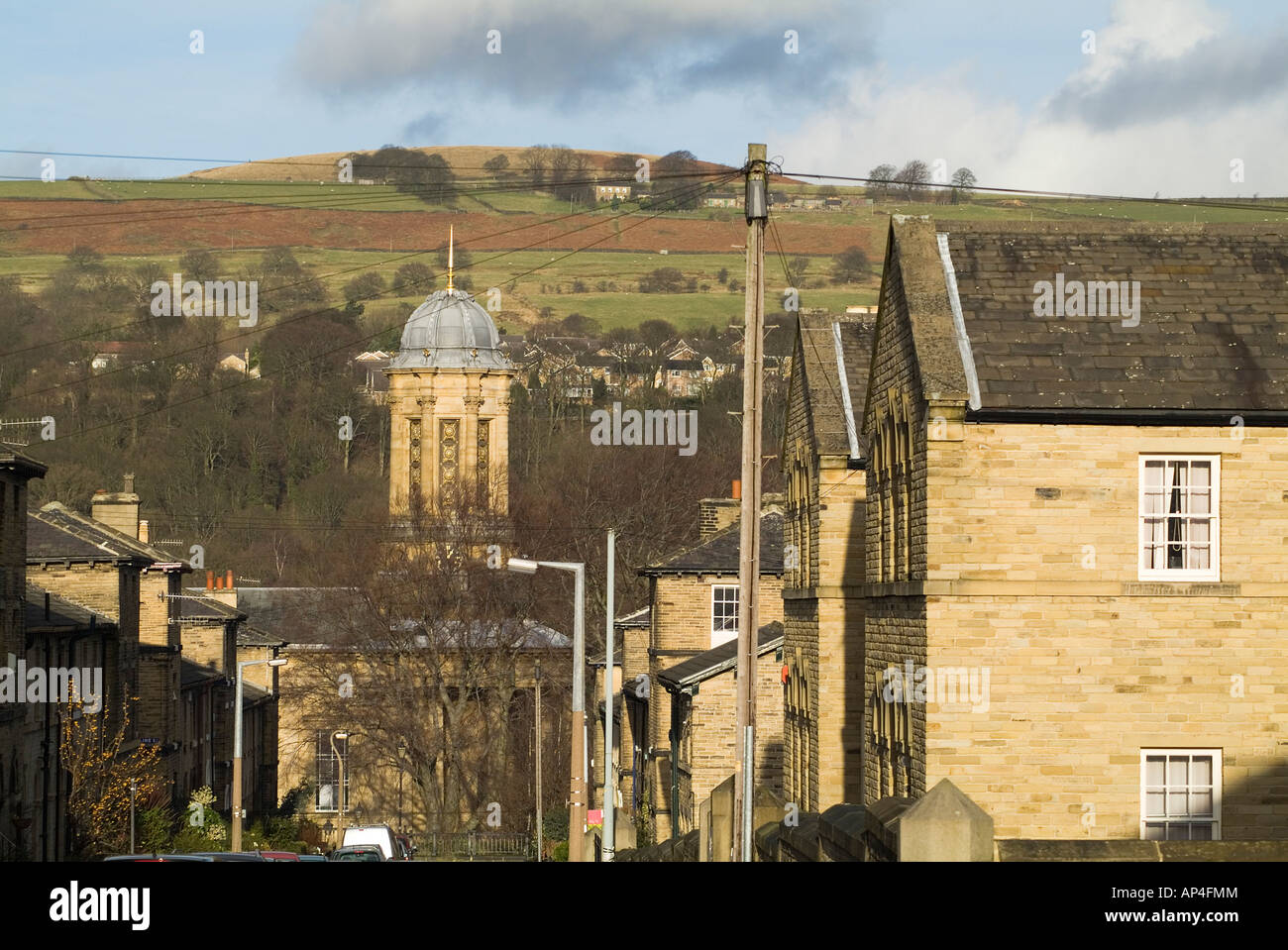 dh SALTAIRE WEST YORKSHIRE Titus Salze viktorianisches Dorf Gebäude und Saltaire evangelisch reformierte Kirche Stockfoto