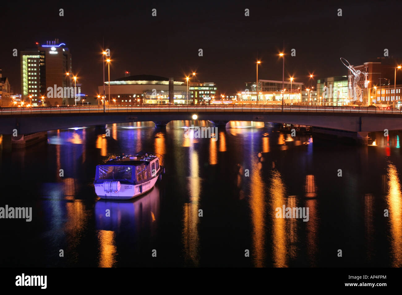 kleines Boot vor Anker am Fluss Lagan am Donegall Quay in Belfast, Nordirland Stockfoto