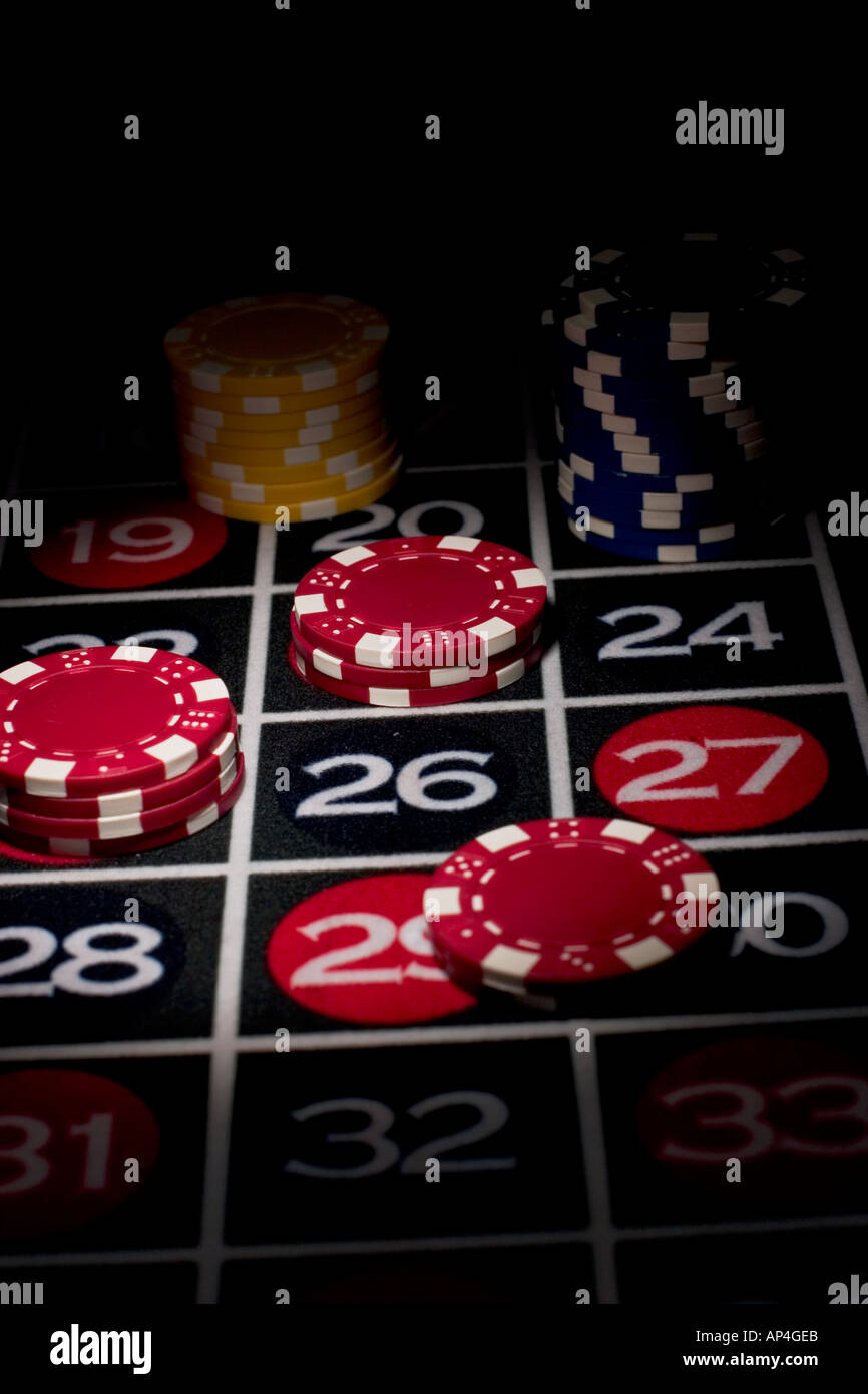 Roulette-Tisch mit Glücksspiel chips Stockfoto