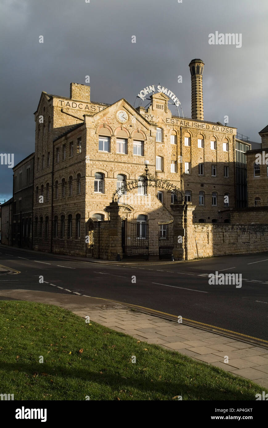 Dh John Smith Brauerei TADCASTER NORTH YORKSHIRE John Smiths alte Brauerei Eingang Gebäude uk Bier Stockfoto