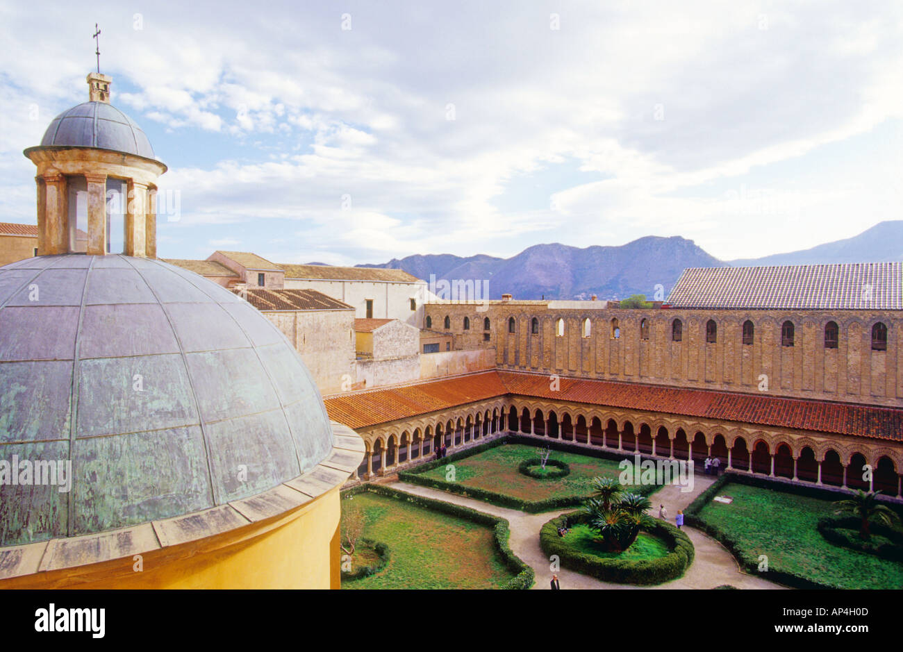 Der Kreuzgang von Monreale ist ein großartiges Beispiel des sizilianischen romanische Skulptur, in seiner ursprünglichen Architektur fast intakt. Stockfoto