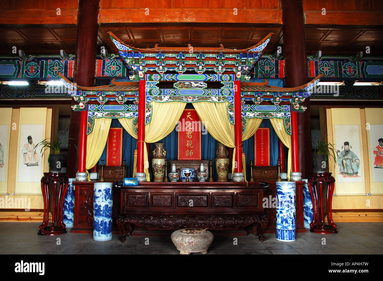 Der traditionelle chinesische Tempel wo Vorfahren Angebote präsentiert werden. Lijiang, Yunnan, China. Stockfoto