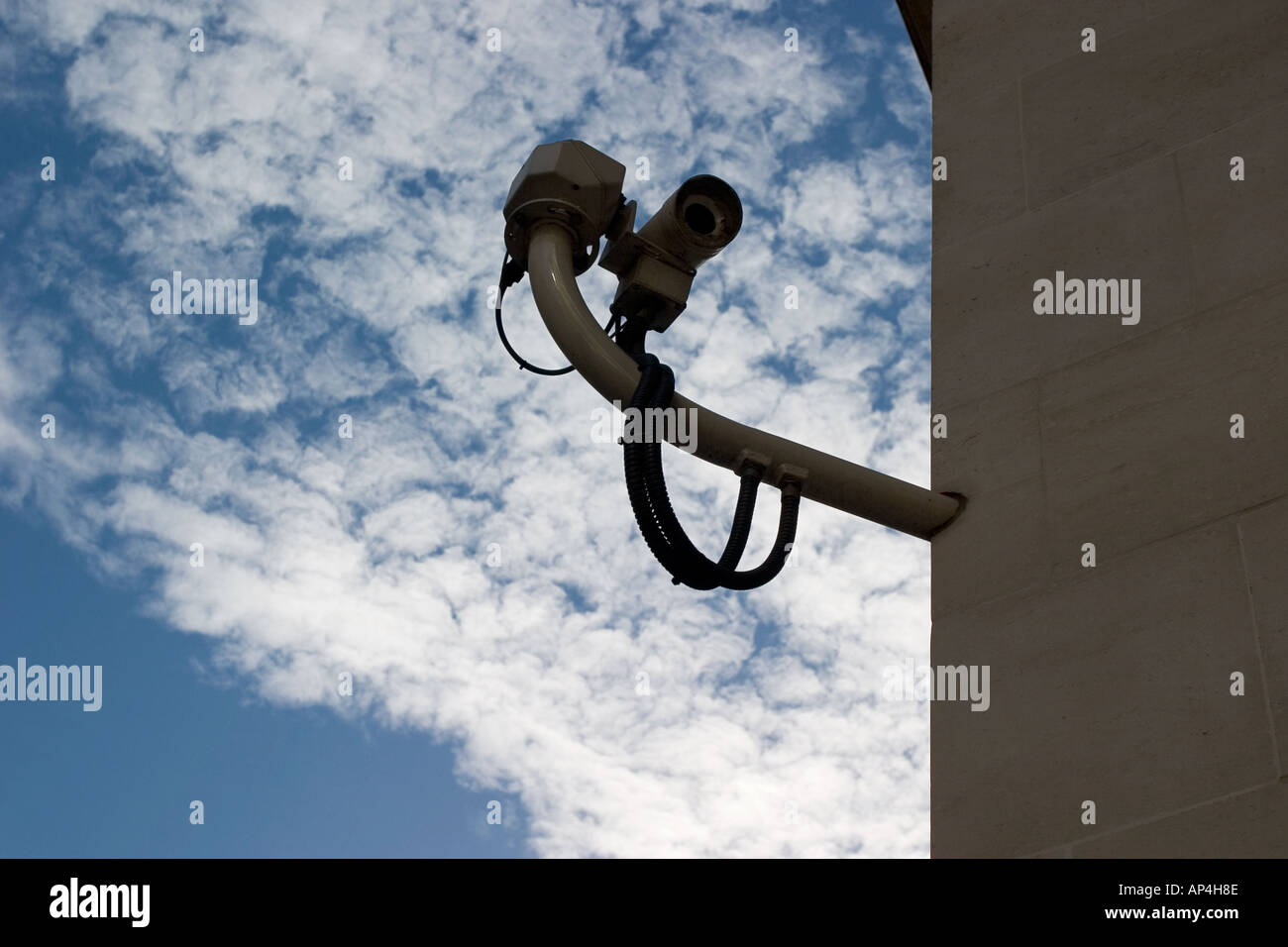 Überwachungskamera an der Seite eines Bürogebäudes in London s Square Mile Stockfoto