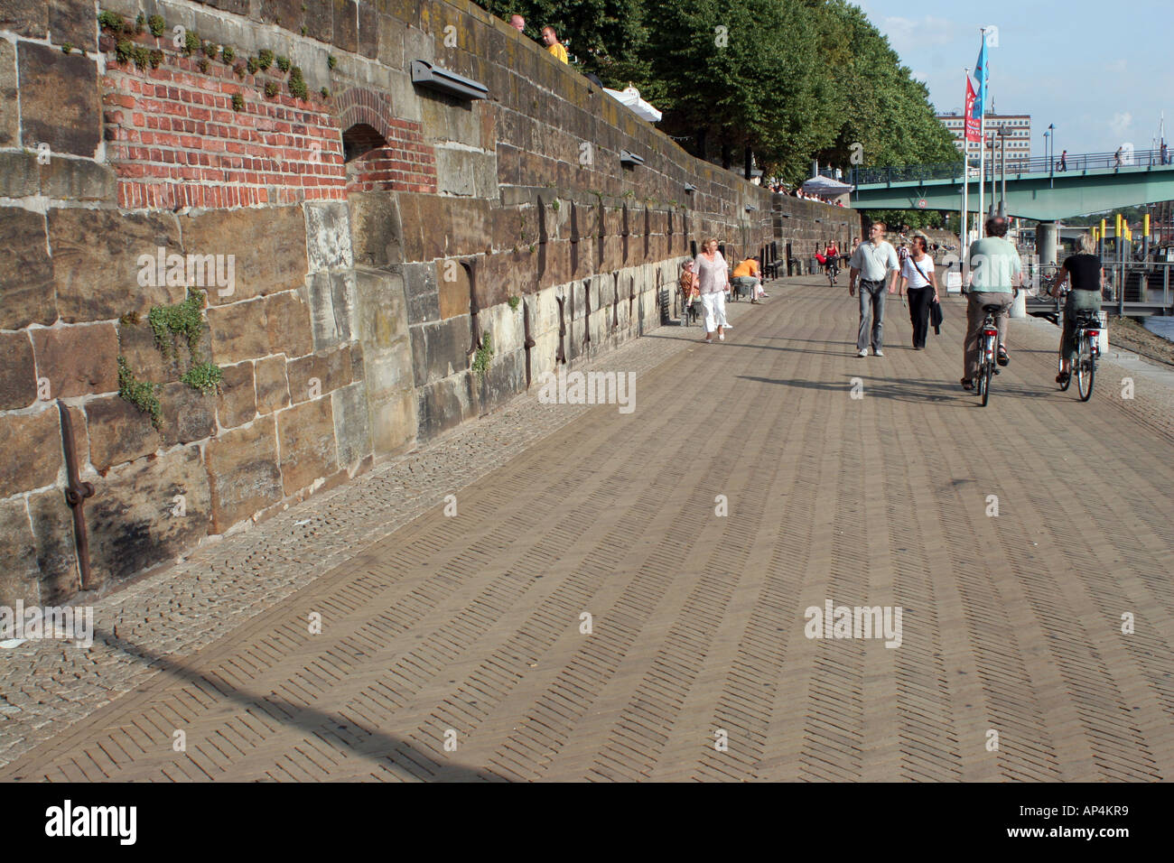 Passage mit Touristen zu Fuß am Fluss Weser in Bremen Deutschland Stockfoto
