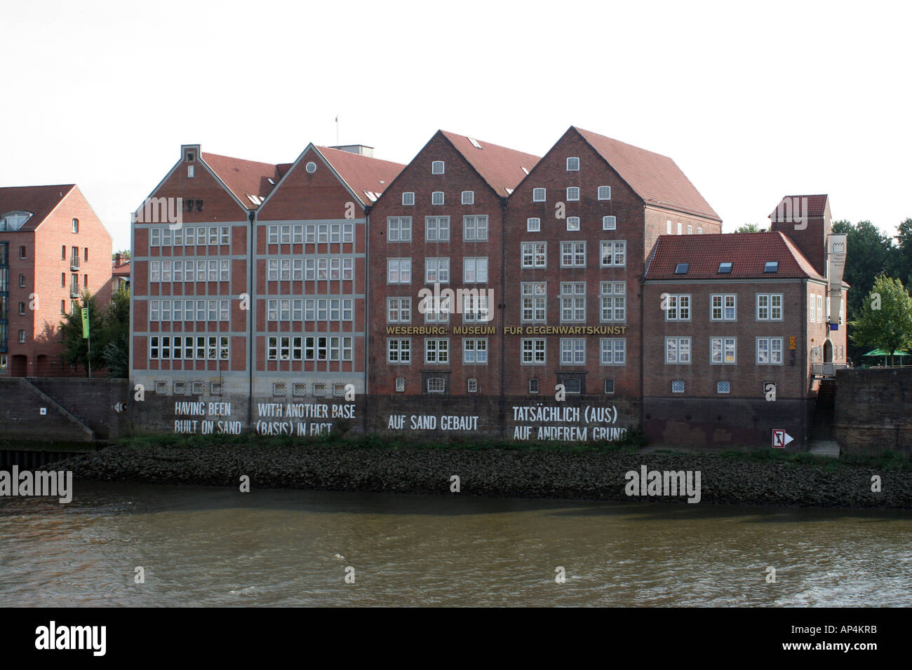 Häuser am Fluss Weser in Bremen Deutschland Stockfoto
