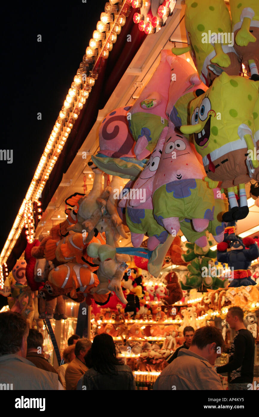 Fest in Hamburg Deutschland bei Nacht. Shooting Gallery Stockfotografie