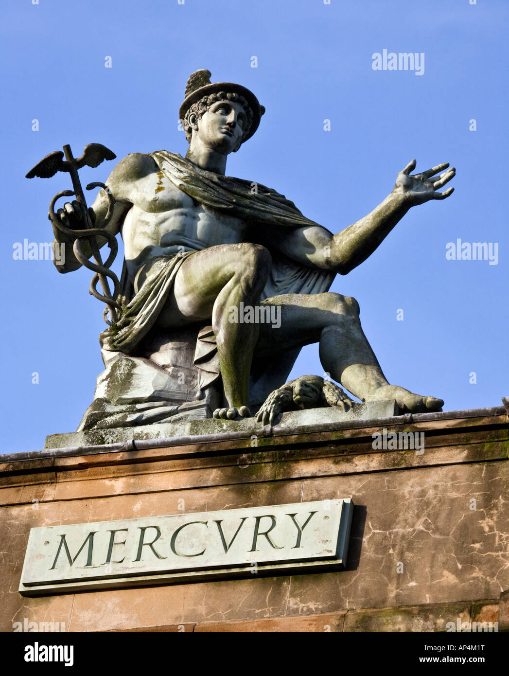 Einer der zwei Skulpturen von Quecksilber durch Alexander Sandy Stoddart auf der Oberseite der Italian Centre, Merchant City, Glasgow. Stockfoto